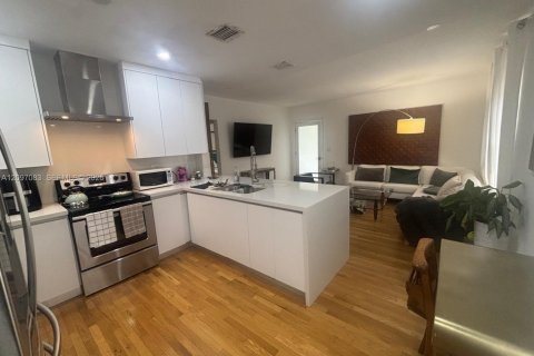Villa ou maison à louer à Miami, Floride: 1 chambre, 192.49 m2 № 2389557 - photo 2