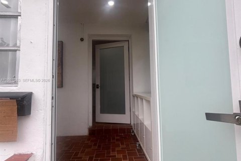 Villa ou maison à louer à Miami, Floride: 1 chambre, 192.49 m2 № 2389557 - photo 13