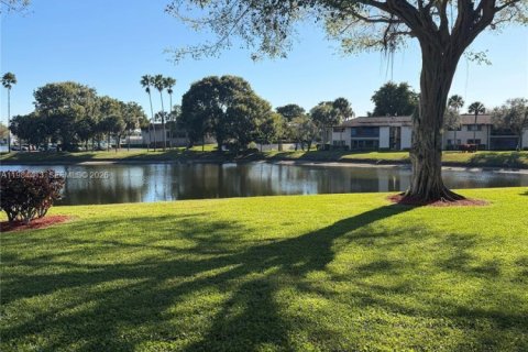 Condo in Delray Beach, Florida, 2 bedrooms  № 2049528 - photo 16