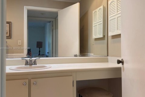 Condo in Delray Beach, Florida, 2 bedrooms  № 2049528 - photo 11