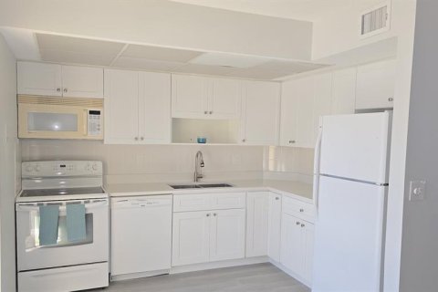 Condo in Englewood, Florida, 2 bedrooms  № 2195713 - photo 8