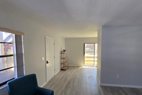 Condo in Englewood, Florida, 2 bedrooms  № 2195713 - photo 11