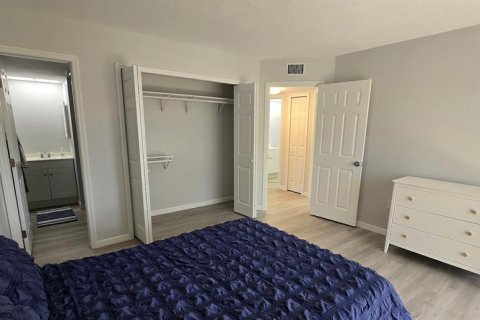 Condo in Englewood, Florida, 2 bedrooms  № 2195713 - photo 16
