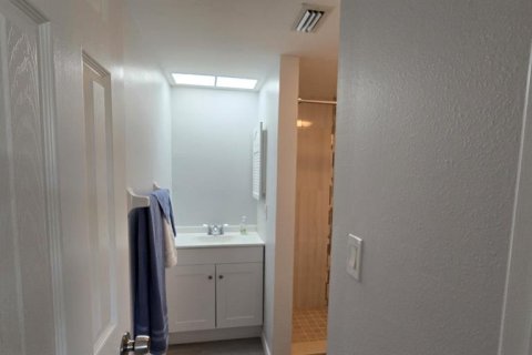 Condo in Englewood, Florida, 2 bedrooms  № 2195713 - photo 17