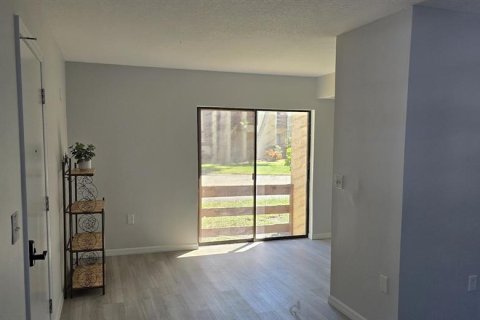 Condo in Englewood, Florida, 2 bedrooms  № 2195713 - photo 12