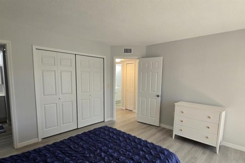 Condo in Englewood, Florida, 2 bedrooms  № 2195713 - photo 15