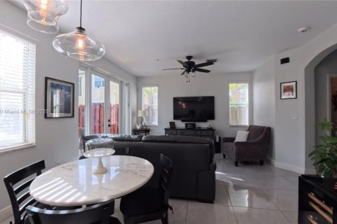 Townhouse in Miami, Florida 4 bedrooms, 192.68 sq.m. № 1944966 - photo 7