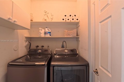 Townhouse in Miami, Florida 4 bedrooms, 192.68 sq.m. № 1944966 - photo 29
