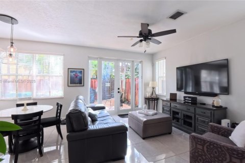 Townhouse in Miami, Florida 4 bedrooms, 192.68 sq.m. № 1944966 - photo 6