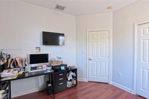 Townhouse in Miami, Florida 4 bedrooms, 192.68 sq.m. № 1944966 - photo 18