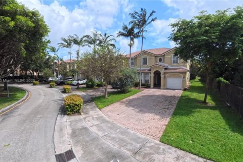 Townhouse in Miami, Florida 4 bedrooms, 192.68 sq.m. № 1944966 - photo 1