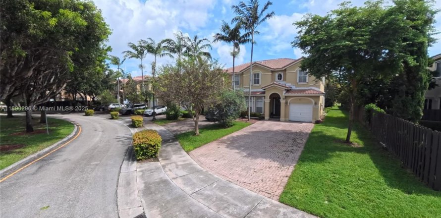 Townhouse in Miami, Florida 4 bedrooms, 192.68 sq.m. № 1944966