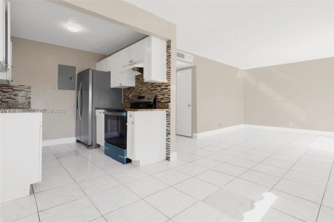 Снять в аренду кондоминиум в Дирфилд-Бич, Флорида 2 спальни, 65.87м2, № 2030110 - фото 4