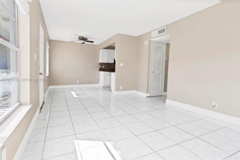 Снять в аренду кондоминиум в Дирфилд-Бич, Флорида 2 спальни, 65.87м2, № 2030110 - фото 2