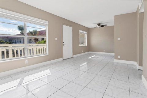 Снять в аренду кондоминиум в Дирфилд-Бич, Флорида 2 спальни, 65.87м2, № 2030110 - фото 3