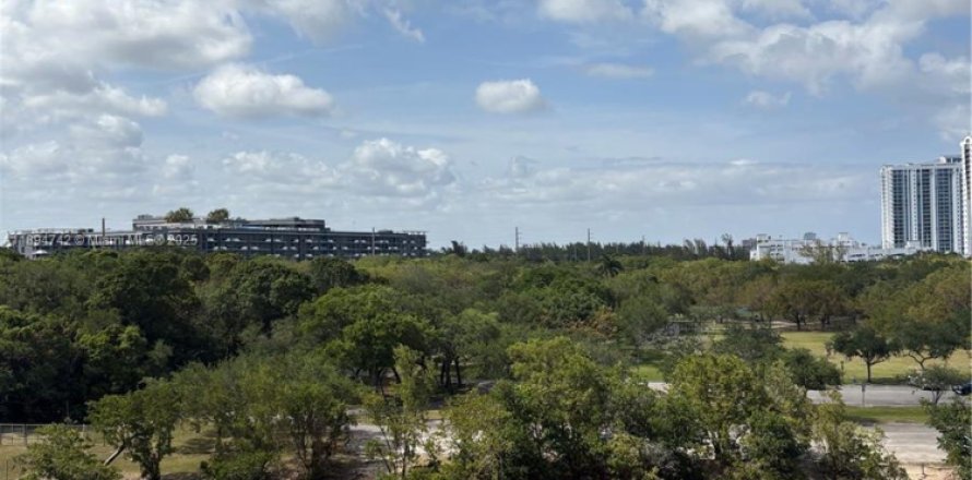 Кондоминиум с 2 спальнями в Норт-Майами-Бич, Флорида № 1947758