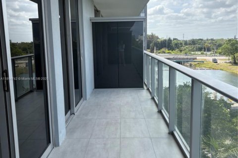 Снять в аренду кондоминиум в Норт-Майами-Бич, Флорида 2 спальни, 104.24м2, № 1947758 - фото 2