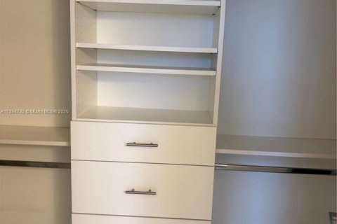 Снять в аренду кондоминиум в Норт-Майами-Бич, Флорида 2 спальни, 104.24м2, № 1947758 - фото 3