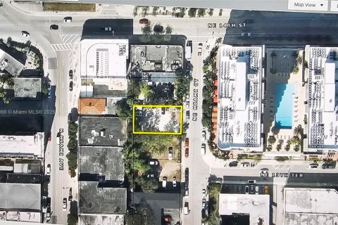 Propiedad comercial en venta en Miami, Florida № 1970650 - foto 1