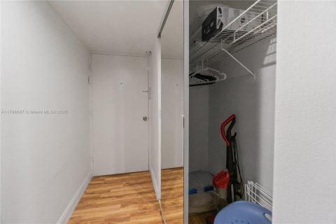 Condominio en alquiler en Miami Beach, Florida, 47.84 m2 № 1958885 - foto 12