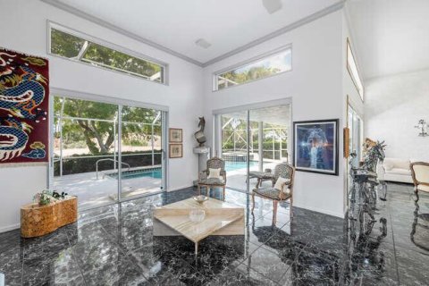House in Lake Worth, Florida 3 bedrooms, 259.57 sq.m. № 1136570 - photo 1