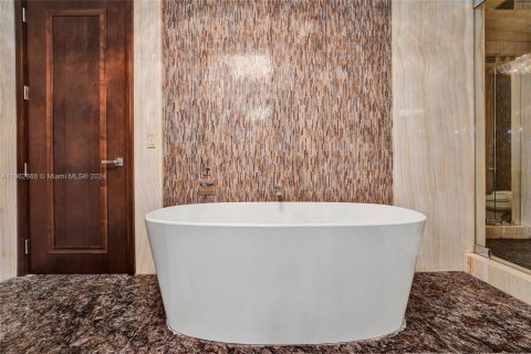 Condominio en venta en Sunny Isles Beach, Florida, 4 dormitorios, 428.19 m2 № 2018658 - foto 24