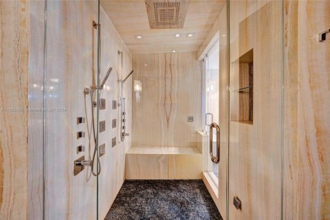Condominio en venta en Sunny Isles Beach, Florida, 4 dormitorios, 428.19 m2 № 2018658 - foto 19