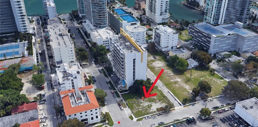 Commercial property in Miami, Florida № 1820021