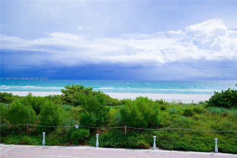 Condominio en Miami Beach, Florida, 2 dormitorios  № 1980087