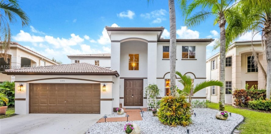 Villa ou maison à Weston, Floride 5 chambres, 235.6 m2 № 2075057