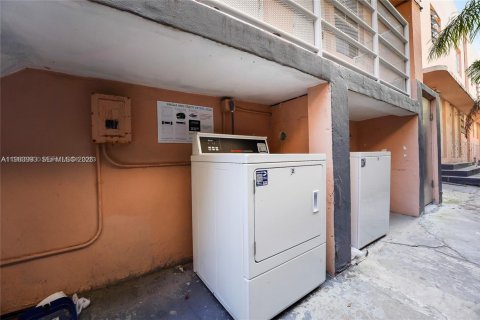 Condo in Miami Beach, Florida  № 2025397 - photo 11