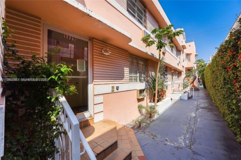 Condo in Miami Beach, Florida  № 2025397 - photo 10