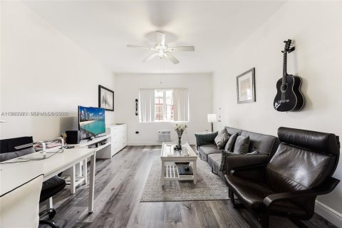 Condo in Miami Beach, Florida  № 2025397 - photo 3