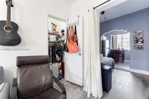 Condo in Miami Beach, Florida  № 2025397 - photo 8