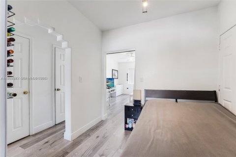 Condo in Miami Beach, Florida  № 2025397 - photo 6