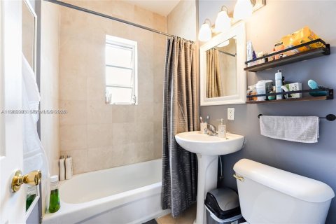 Condo in Miami Beach, Florida  № 2025397 - photo 7