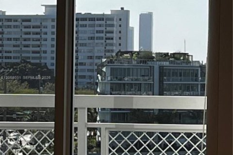 Condo in Miami Beach, Florida, 1 bedroom  № 2254745 - photo 2