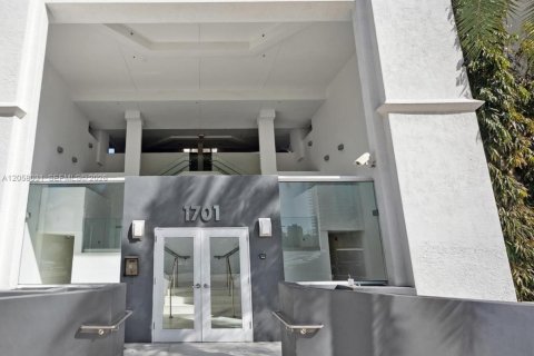 Condo in Miami Beach, Florida, 1 bedroom  № 2254745 - photo 23