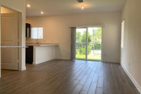 Снять в аренду таунхаус в Хомстед, Флорида 3 спальни, 132.66м2, № 1923623 - фото 2