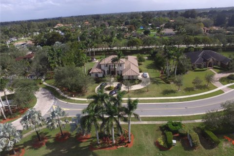 Villa ou maison à louer à Davie, Floride: 5 chambres, 403.1 m2 № 2023988 - photo 3
