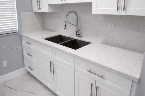 Condominio en alquiler en Hialeah, Florida, 2 dormitorios, 85.93 m2 № 2010419 - foto 3