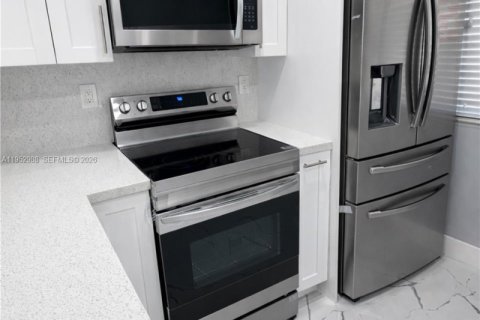 Condominio en alquiler en Hialeah, Florida, 2 dormitorios, 85.93 m2 № 2010419 - foto 2