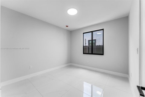 Adosado en venta en Miami, Florida, 3 dormitorios № 1974959 - foto 12