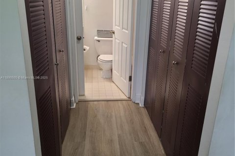 Condo in Sunrise, Florida, 1 bedroom  № 1944725 - photo 19