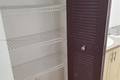 Condo in Sunrise, Florida, 1 bedroom  № 1944725 - photo 28