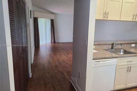 Condo in Sunrise, Florida, 1 bedroom  № 1944725 - photo 9