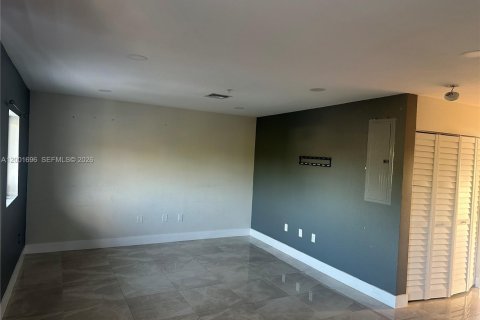 Appartement à louer à Miami, Floride: 2 chambres, 375.51 m2 № 2170269 - photo 4