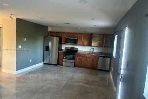 Appartement à louer à Miami, Floride: 2 chambres, 375.51 m2 № 2170269 - photo 3