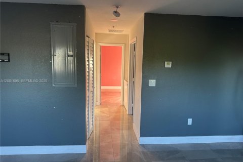 Appartement à louer à Miami, Floride: 2 chambres, 375.51 m2 № 2170269 - photo 7