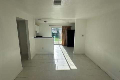 Casa en alquiler en Tampa, Florida, 3 dormitorios, 106.37 m2 № 1915885 - foto 5